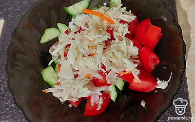 Выложить квашеную капусту.