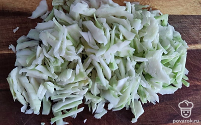 Свежую капусту нашинковать, немного помять руками, чтобы она дала сок.