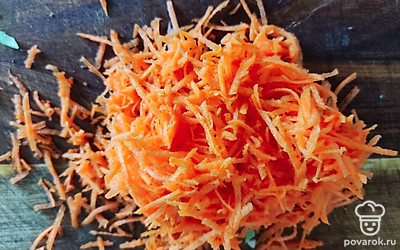 Морковь почистить и натереть на мелкой терке.