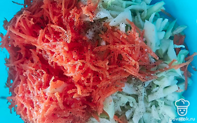 В глубокой миске смешать капусту и морковь. Добавить подсолнечное масло, лимонный сок, соль и перец по вкусу.