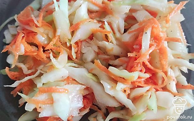 Полезный витаминный салат готов. Подавать в качестве дополнения к гарнирам или к мясным блюдам. 