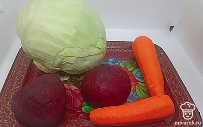 Подготовить овощи. Свеклу, морковь почистить.