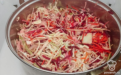 Готовые овощи перемешать, заправить растительным маслом.