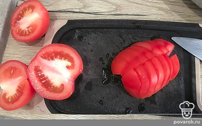 Помидоры нарежьте дольками.
