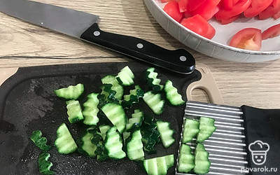 Огурцы нарежьте специальным ножом.