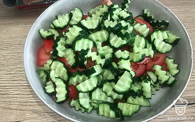 Выложите овощи на тарелку.