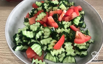 Добавьте соль, оливковое масло экстра верджин, сок лимона и перемешайте.