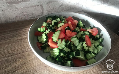 Салат сразу же подавайте на стол.