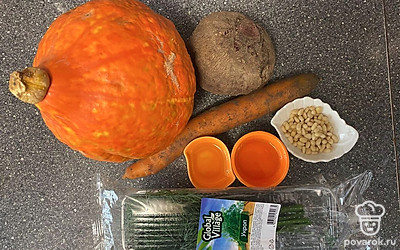 Подготовьте все ингредиенты. Тыкву, свеклу, морковь помойте и почистите.