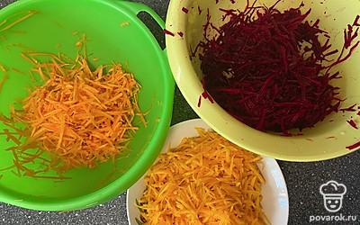 Морковь, свеклу и тыкву натрите на терке.