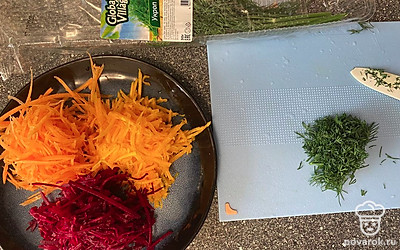 Выложите все ингредиенты, укроп мелко нарежьте.