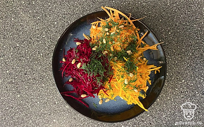 Овощи сбрызнете яблочным уксусом, полейте оливковым маслом. Посыпьте зеленью и кедровыми орешками.