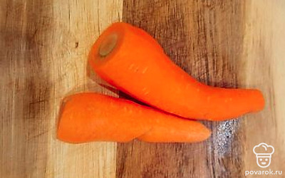 Очистить морковь. 