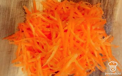 Натереть морковь на терке. 