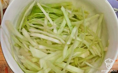 Нарезать капусту.