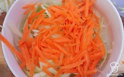 Сверху выложить морковь. 